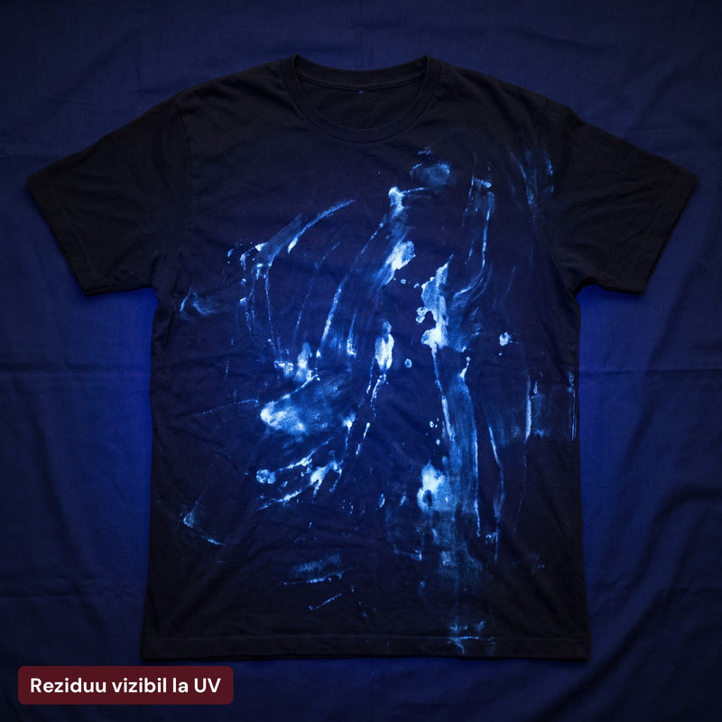 Reziduuri de detergent pe tricou, sub lumină UV