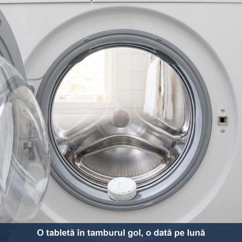 O tabletă pusă în tamburul gol al mașinii de spălat