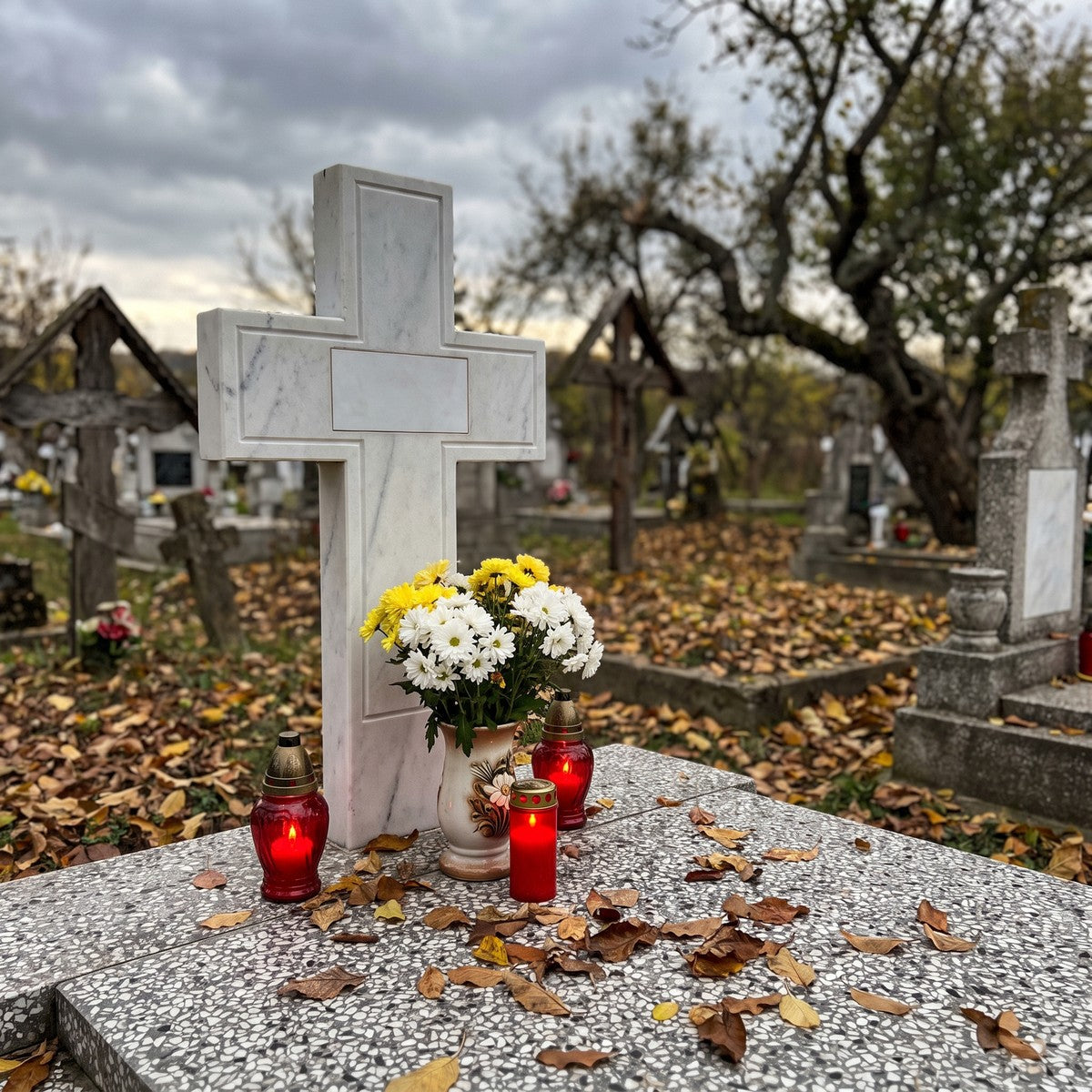 crucea de marmură curățată, cu flori și candele aprinse, înainte de Moși