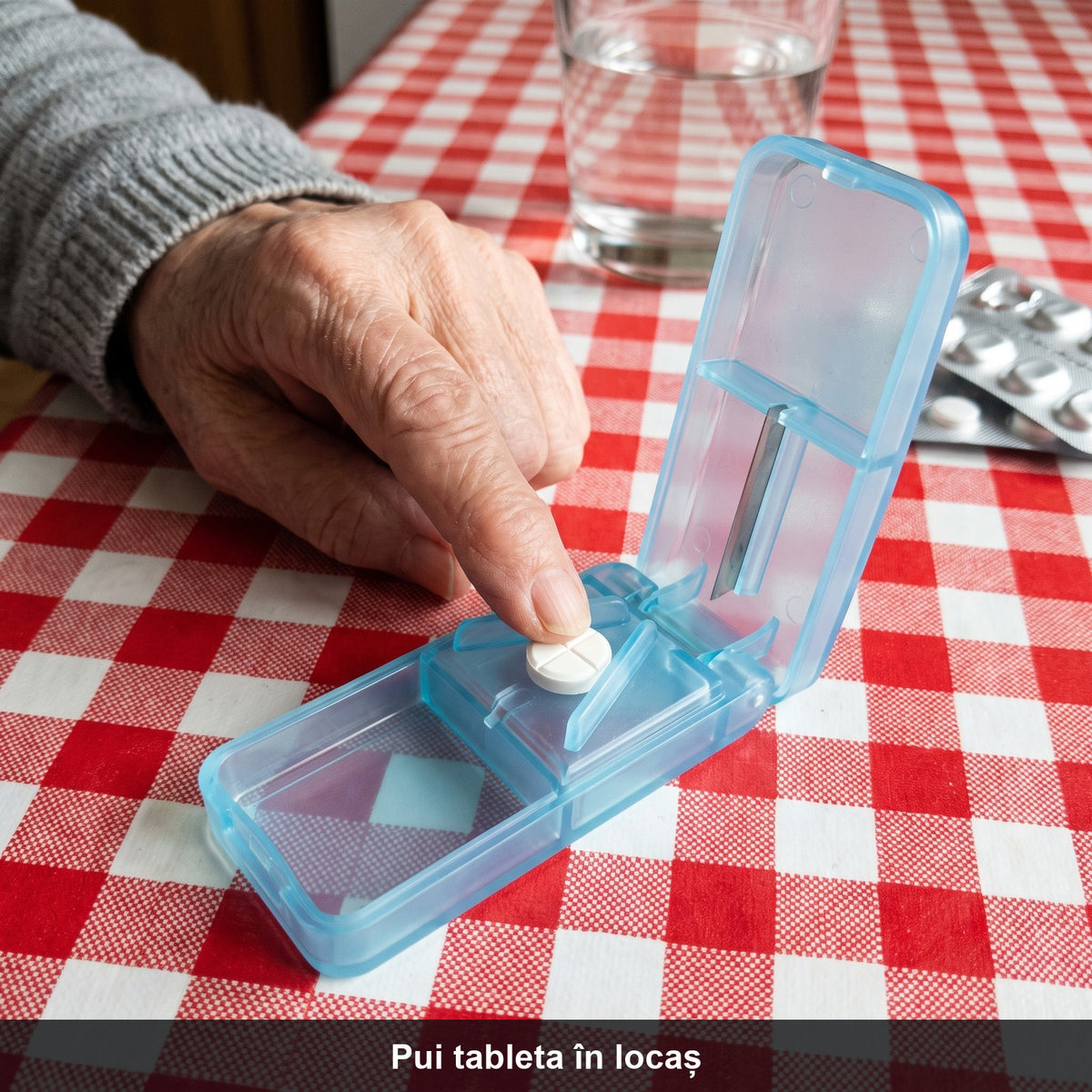 DozaFix™ – Tăietor de pastile cu lamă de inox | tableta stă în locaș, capacul o taie